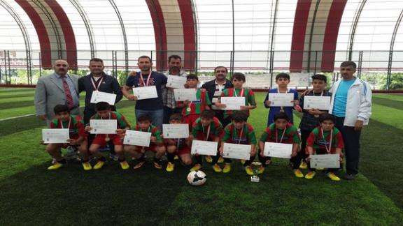 Ziya Gökalp Ortaokulu Küçük Erkekler Futbol Takımı Türkiyede İlk 8 Takım Arasına Girdiler