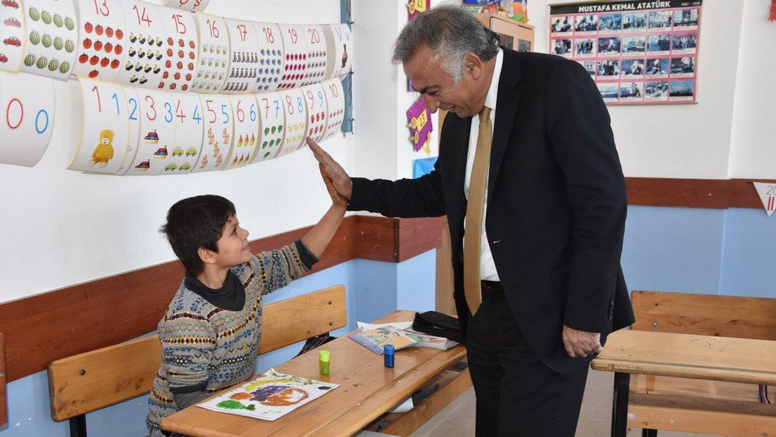Milli Eğitim Müdürümüz Sn. Hakan GÖNEN Karakoyunlu İlçesi Kacerdoğanşalı Şehit Er Bülent Aras İlk ve Ortaokulunu ziyaret etti.