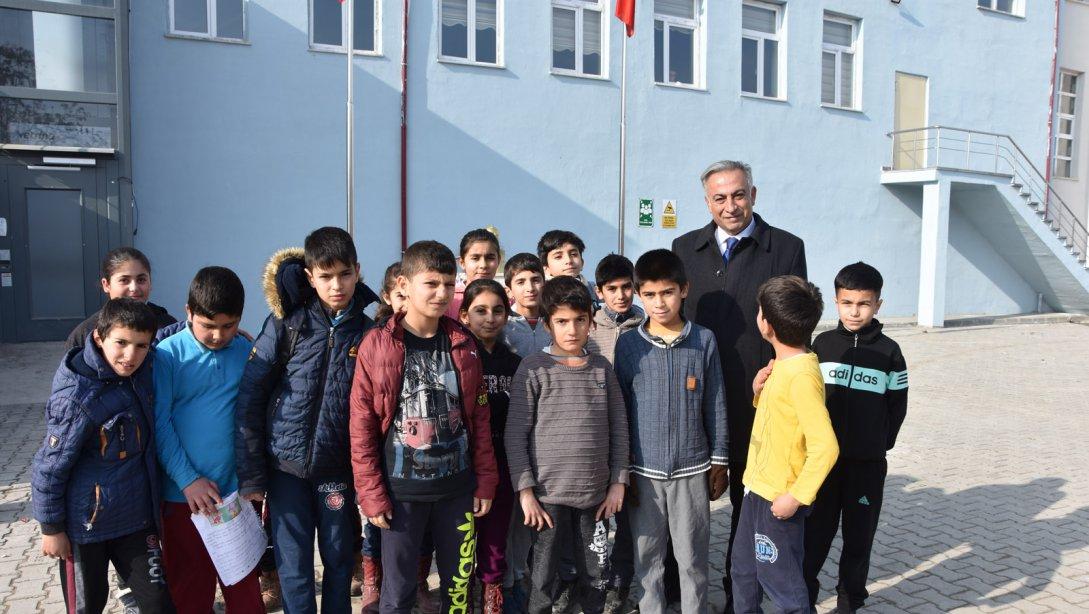 Milli Eğitim Müdürümüz Sn. Hakan GÖNEN Özdemir ve Yüzbaşılar Şehit Er Aydın Karakuş Ortaokulunu Ziyaret Etti.