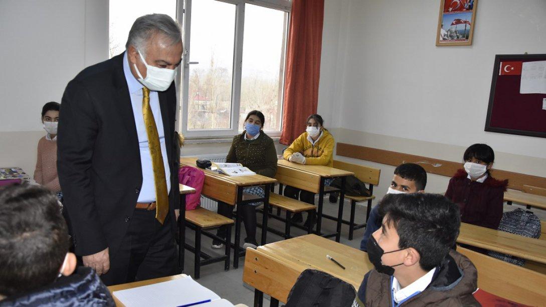 Milli Eğitim Müdürümüz Sn. Hakan GÖNEN Mehmet Akif Ersoy Ortaokulunu Ziyaret Etti.