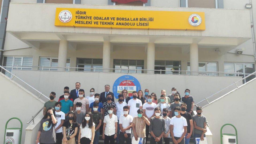 Milli Eğitim Müdürümüz Sayın Hakan Gönen Türkiye Odalar ve Borsalar Birliği Mesleki ve Teknik Anadolu Lisesini ziyaret ederek staj eğitimleri için Antalya'ya gidecek öğrencilerimizi yolcu etti.