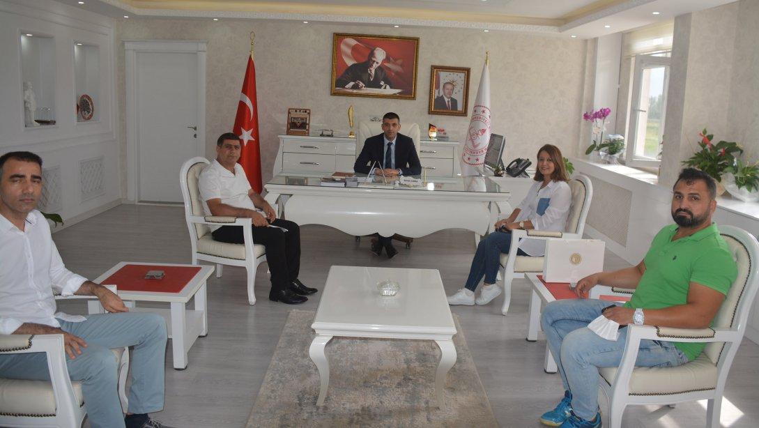 15 Temmuz Şehitleri Anadolu Lisesi idarecileri, Milli Eğitim Müdürümüz Sn. Servet CANLI'ya hayırlı olsun ziyaretinde bulundular.