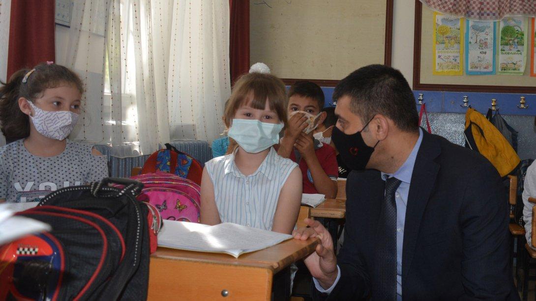 Milli Eğitim Müdürümüz Sn. Servet CANLI, Kazım Karabekir İlkokulu ve Hürriyet Ortaokulunu ziyaret etti.