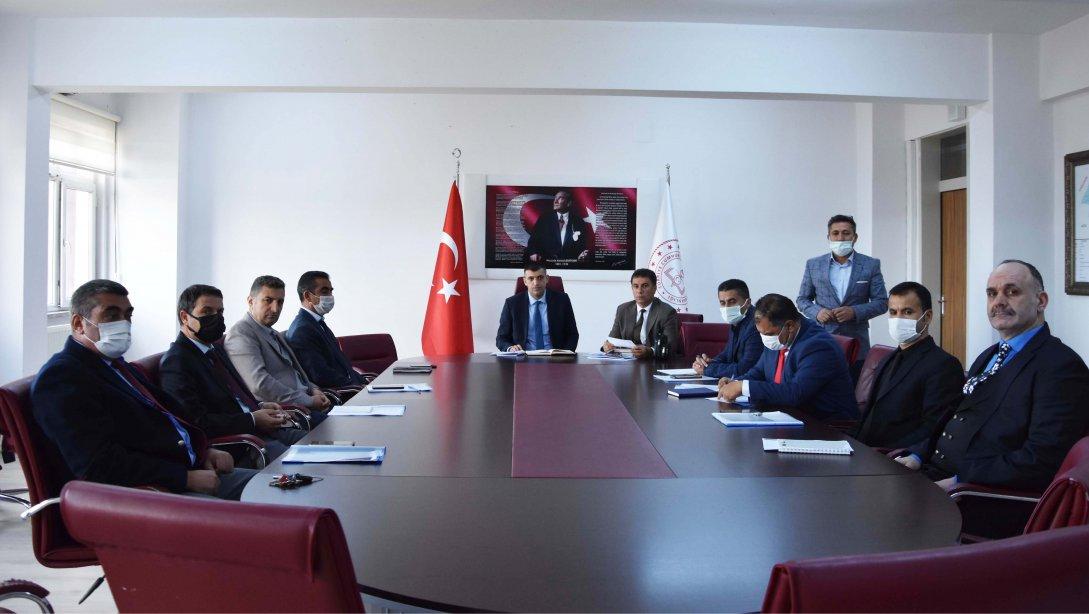 Milli Eğitim Müdürümüz Sn. Servet CANLI başkanlığında Fen Lisesi, Sosyal Bilimler ve Anadolu Liselerinin idarecileri ile toplantı yapıldı. 