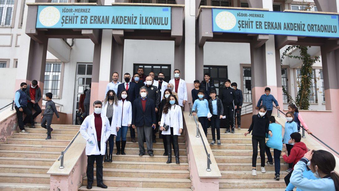 Emniyet Müdürümüz Sn. Dr. Oğuzhan YONCA ve Milli Eğitim Müdürümüz Sn. Servet CANLI, Şehit Er Erkan Akdeniz İlk ve Ortaokulunu ziyaret etti.