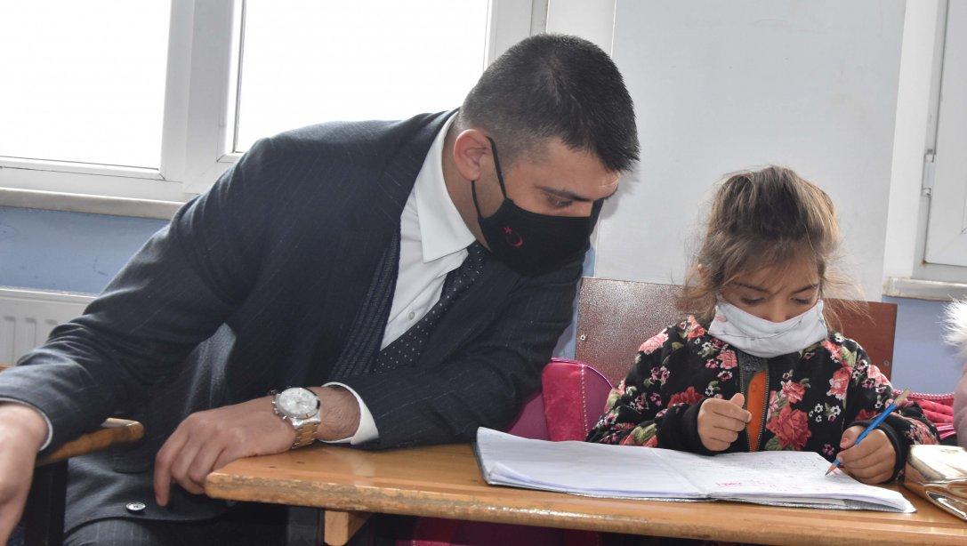 Milli Eğitim Müdürümüz Sn. Servet CANLI, Karakoyunlu Kacerdoğanşalı Şehit Er Bülent Aras İlk ve Ortaokulunu ziyaret etti.