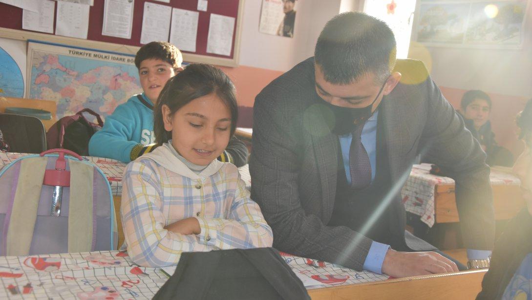 Milli Eğitim Müdürümüz Sn. Servet CANLI, Şehit Piyade Er Erdem Yüce İlkokulunu ziyaret ederek öğretmen ve öğrencilerle bir araya geldi.