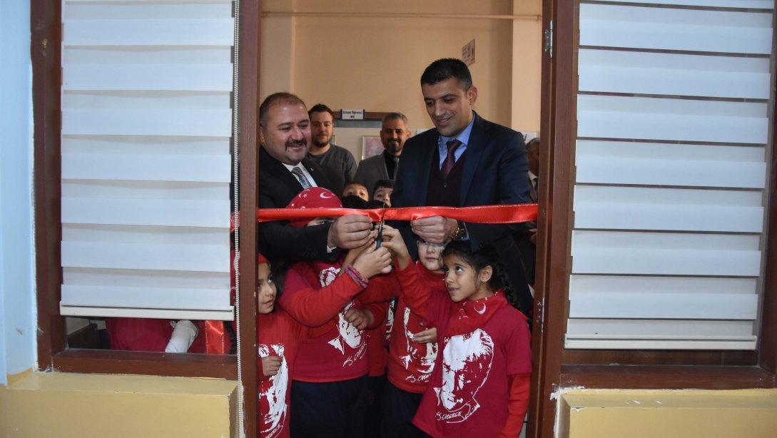 Melekli Belediye Başkanı Sn. Eray ÇOŞAR ve Milli Eğitim Müdürümüz Sn. Servet CANLI, Melekli Şehit Er Aytekin Arslan İlkokuluna yapılan kütüphanenin açılışını gerçekleştirdi.