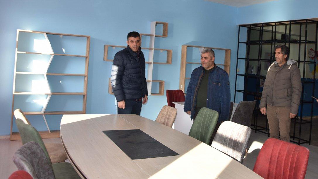 Milli Eğitim Müdürümüz Sn. Servet CANLI, Tuzluca Şehit Üsteğmen Hakan Özkaner Ortaokuluna yapılan kütüphaneyi ziyaret ederek incelemelerde bulundu.
