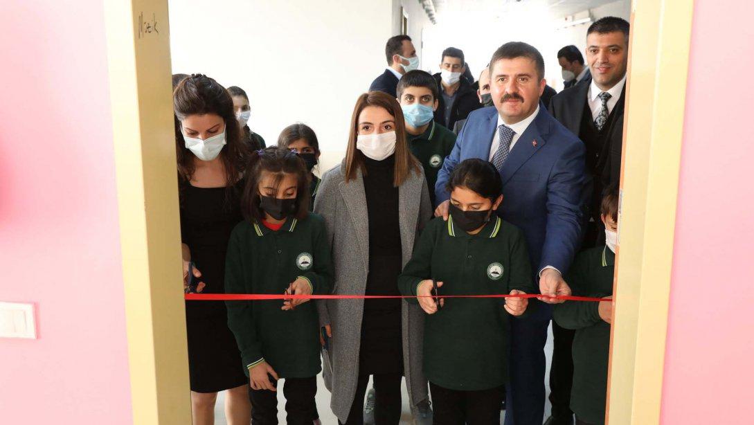 Valimiz Sn. H. Engin SARIİBRAHİM, okul ziyaretleri kapsamında Mehmet Akif Ersoy Ortaokulu'nu ziyaret etti.