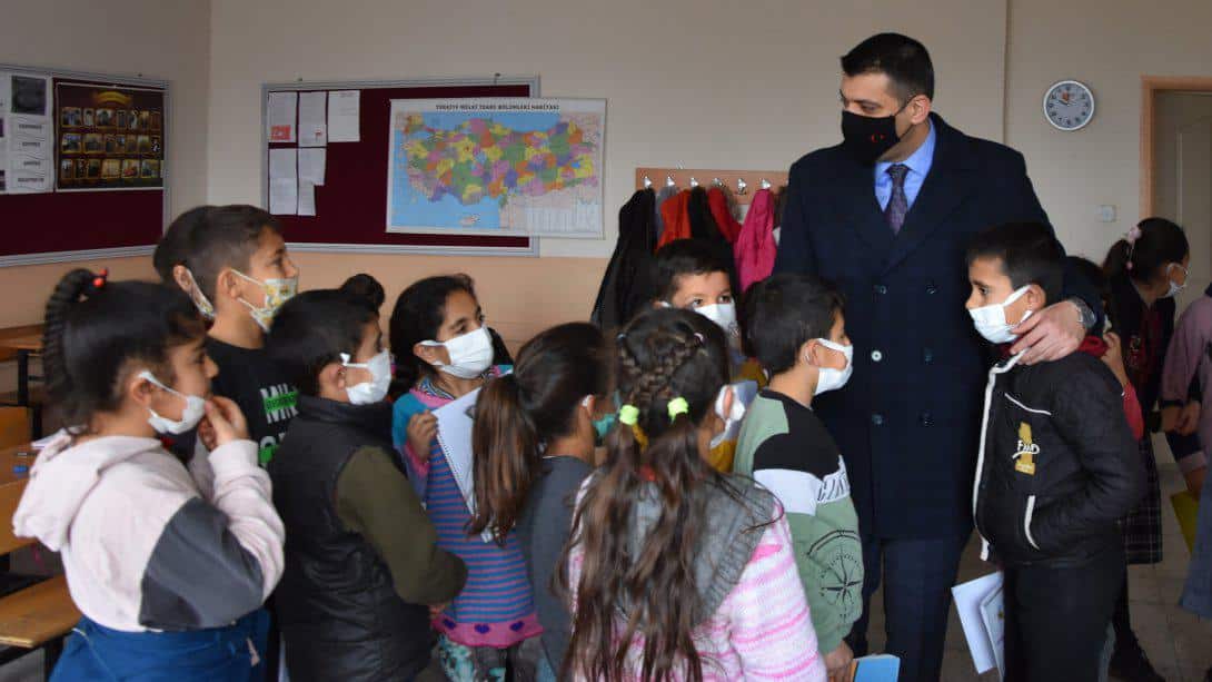 Milli Eğitim Müdürümüz Sn. Servet CANLI,  Şehit Üsteğmen Cevdet Çiftçi İlkokulunu ziyaret ederek öğretmen ve öğrencilerle bir araya geldi.
