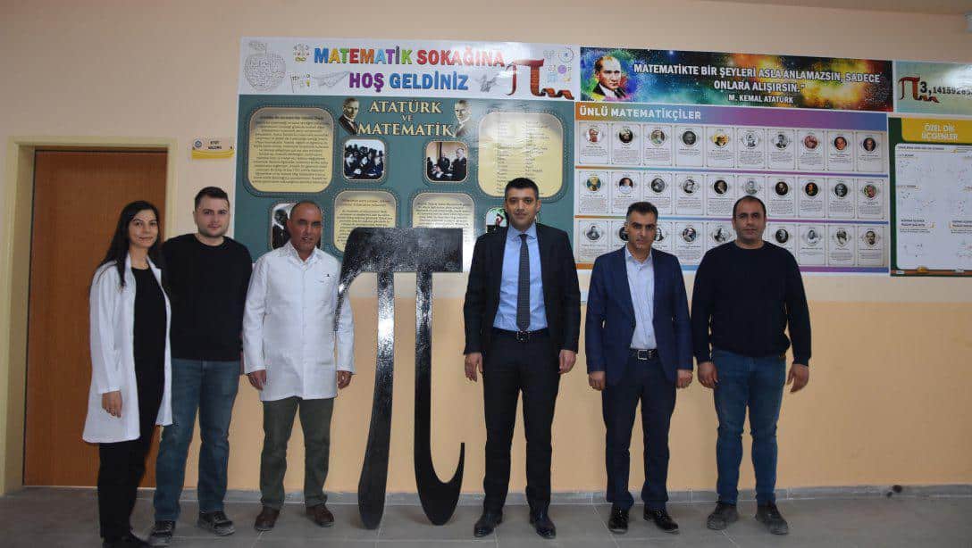 Milli Eğitim Müdürümüz Sn. Servet CANLI, 14 Mart Dünya Pi Günü dolayısıyla Şehit Emin Güner Anadolu İmam Hatip Lisesinde yapılan Matematik Sokağının açılışını yaptı.