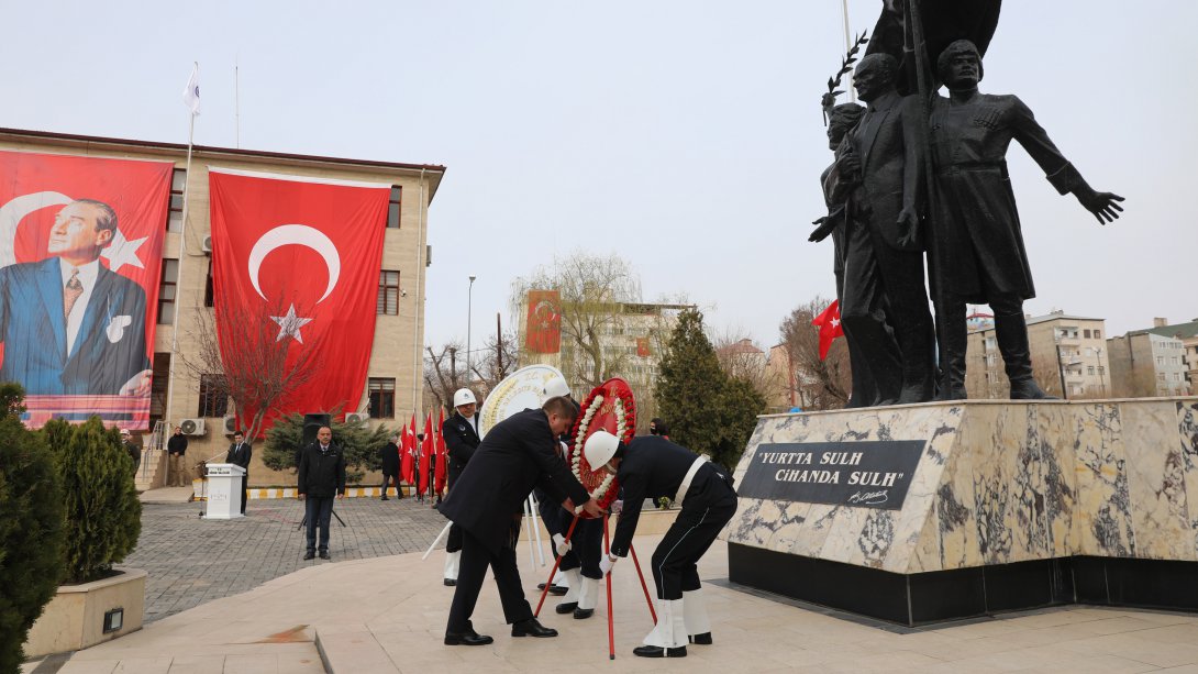 18 Mart Şehitleri Anma Günü ve Çanakkale Zaferi'nin 107. yıl dönümü münasebetiyle Atatürk Anıtı'na çelenk sunma töreni gerçekleştirildi.