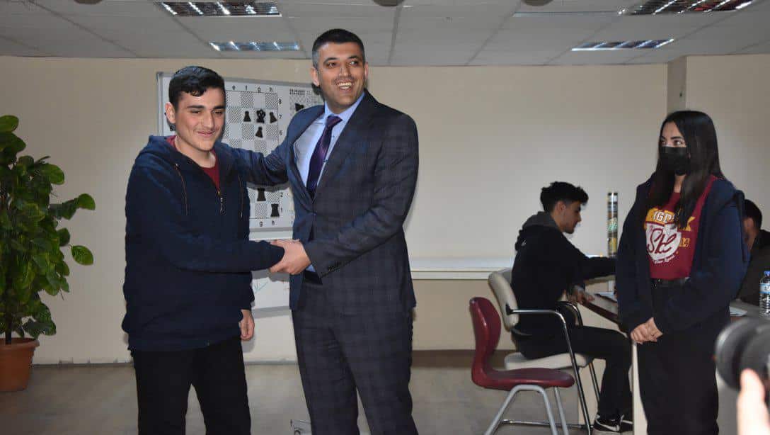 Milli Eğitim Müdürümüz Sn. Servet CANLI, Mehmet Murat İşler Sosyal Bilimler Lisesinde düzenlenen Satranç Turnuvasının finaline katılarak dereceye giren öğrencilerin hediyelerini verdi.