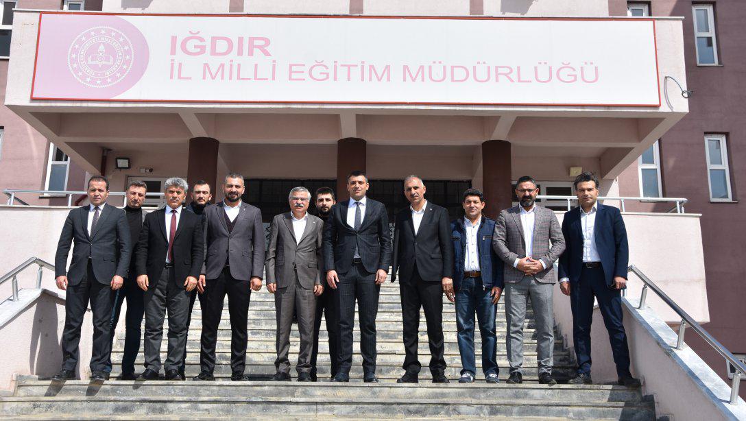 Eğitim Bir-Sen Genel Başkan Vekili Sn. Latif SELVİ ve beraberindeki heyetle birlikte Milli Eğitim Müdürümüz Sn. Servet CANLI'yı ziyaret etti.