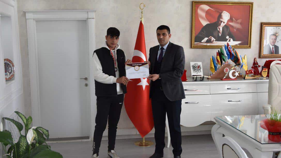 Okul Sporları faaliyet programında yer alan Genç B Boks Erkekler Türkiye Şampiyonası müsabakalarında 2. olan Borsa İstanbul Anadolu Lisesi öğrencimiz Mert AYBUGA, Milli Eğitim Müdürümüz Sn. Servet CANLI'yı ziyaret etti.