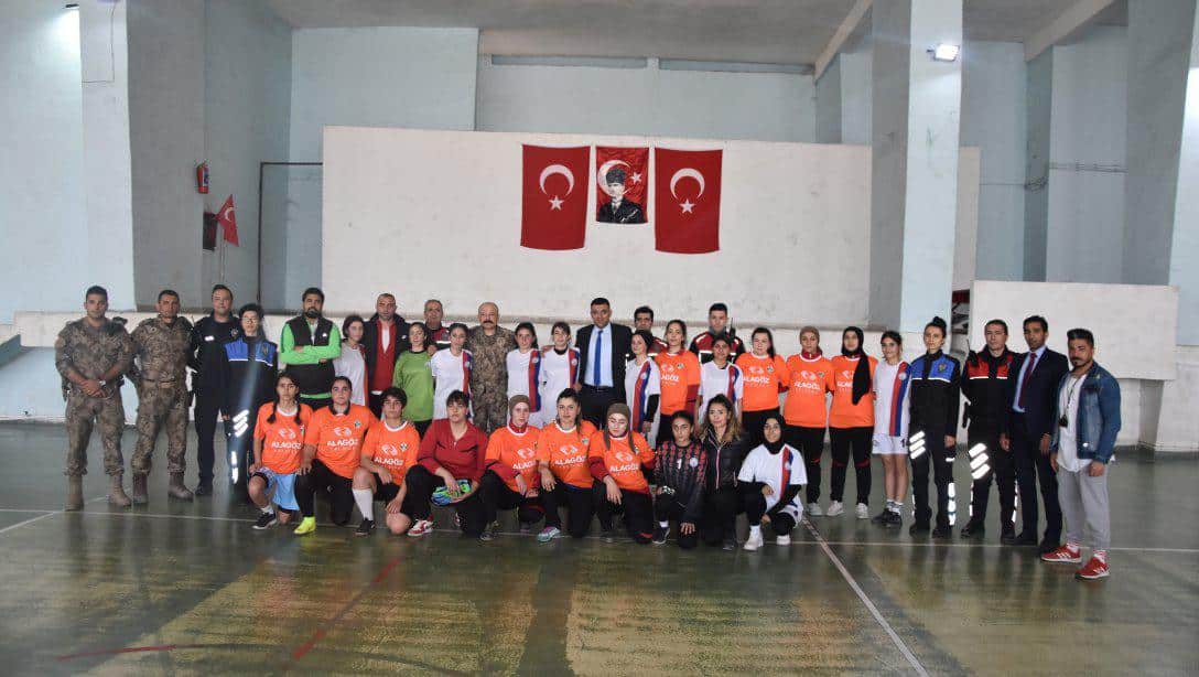 Kurumlar arası işbirliği kapsamında İl Emniyet Müdürlüğü kadın polis memurlarından oluşan Futsal Takımı ile Şehit Fatih Kara Spor Lisesi öğrencilerinden oluşan Futsal Takımı arasında dostluk maçı oynandı.