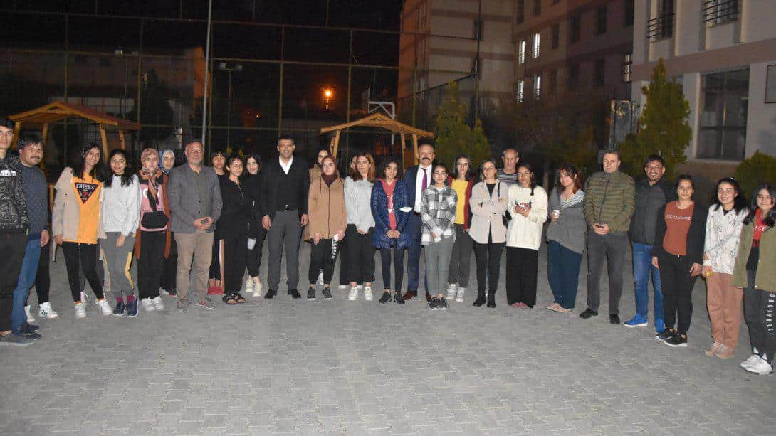 Emniyet Müdürümüz Sn. Dr. Oğuzhan YONCA ve Milli Eğitim Müdürümüz Sn. Servet CANLI, Haydar Aliyev Fen Lisesi pansiyonunda kalan öğrencilerimiz ile iftar yemeğinde bir araya geldiler.