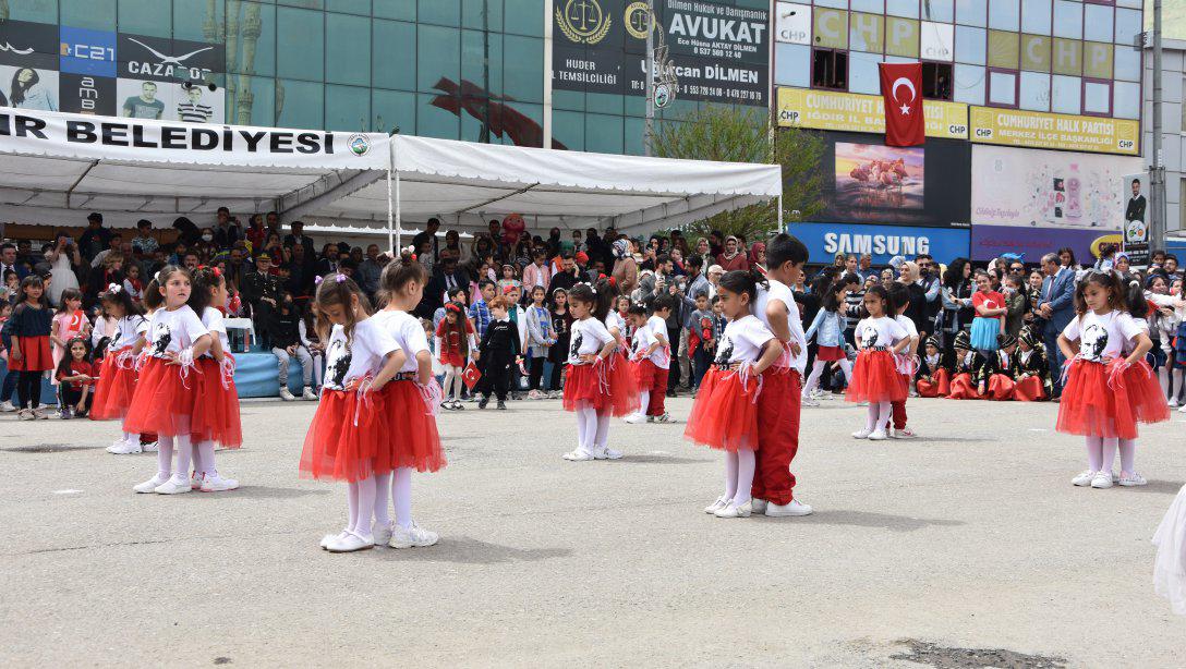 Türkiye Büyük Milet Meclisimizin açılışının 102. yılı ve 23 Nisan Ulusal Egemenlik ve Çocuk Bayramı, düzenlenen törenlerle coşkuyla kutlandı.