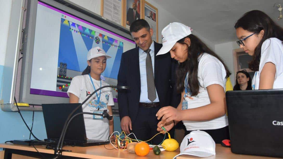 Milli Eğitim Müdürümüz Sn. Servet CANLI, Aralık İlçesi Atatürk Ortaokulu 4006 TÜBİTAK Bilim Fuarının açılışına katıldı.