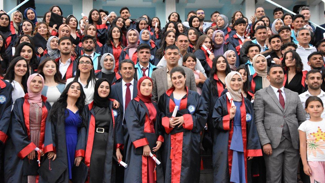 Emniyet Müdürümüz Sn. Dr. Oğuzhan YONCA ve Milli Eğitim Müdürümüz Sn. Servet CANLI, Mehmet Murat İşler Sosyal Bilimler Lisesi öğrencilerinin mezuniyet törenine katıldı.
