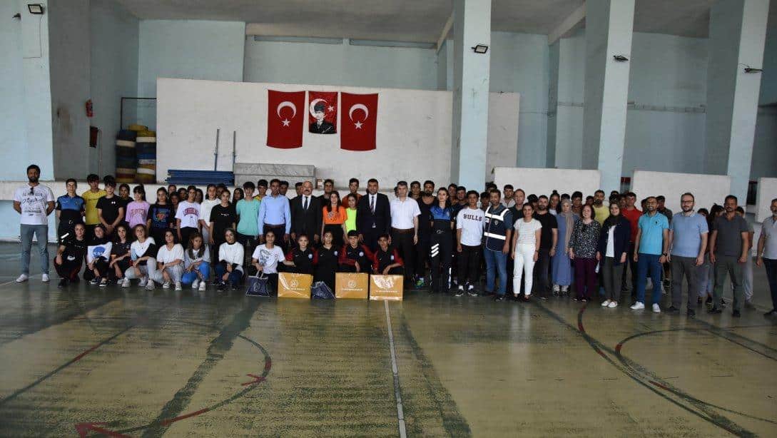 Emniyet Müdürümüz Sn. Dr. Oğuzhan YONCA ve Milli Eğitim Müdürümüz Sn. Servet CANLI, Şehit Fatih Kara Spor Lisesinin tüm öğrencilerine spor malzemesi dağıttı.