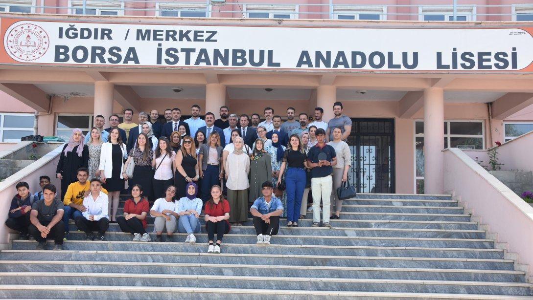 Valimiz Sn. H. Engin SARIİBRAHİM, okul ziyaretleri kapsamında Borsa İstanbul Anadolu Lisesini ziyaret ederek öğretmen ve öğrenciler ile bir araya geldi.
