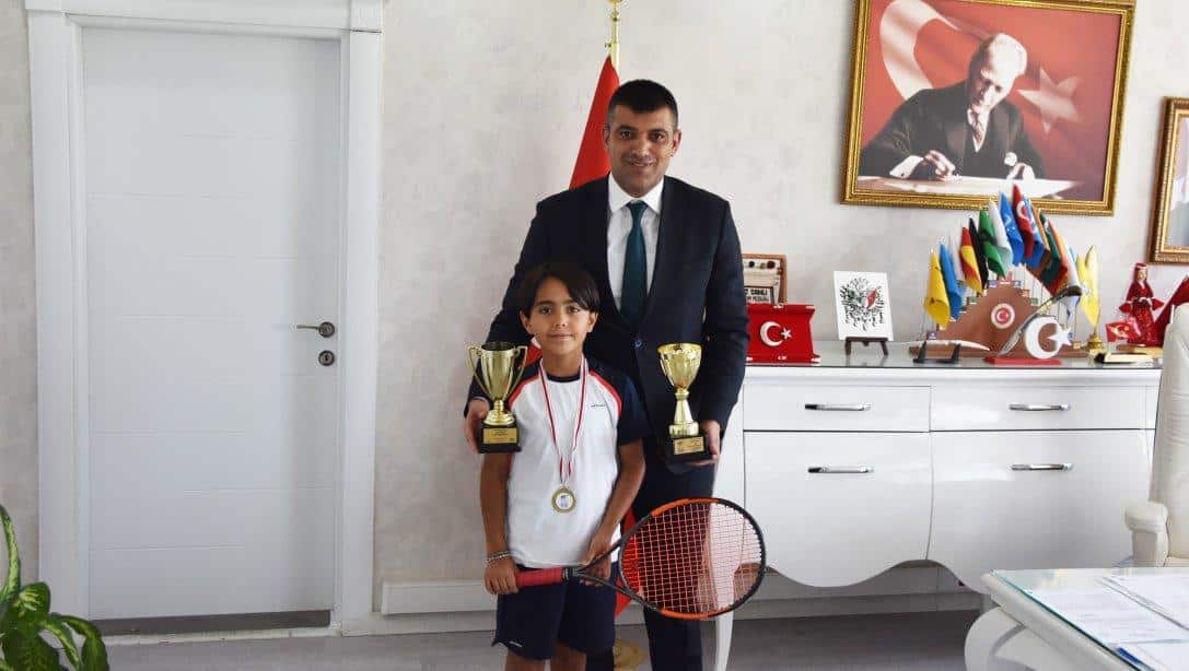 Ankara Yaz Tenis Turnuvasında 10 yaş tek erkeklerde finalist çift erkeklerde şampiyon olan İnönü İlkokulu 4. Sınıf öğrencisi Ali BEHŞİ, Milli Eğitim Müdürümüz Sn. Servet CANLI'ya ziyarette bulundu.