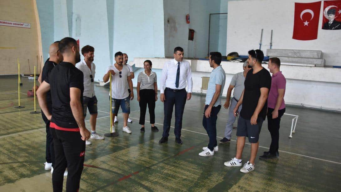 Milli Eğitim Müdürümüz Sn. Servet CANLI, Şehit Fatih Kara Spor Lisesinin yetenek sınavı ziyaret ederek sınava giren öğrencilere başarılar diledi.