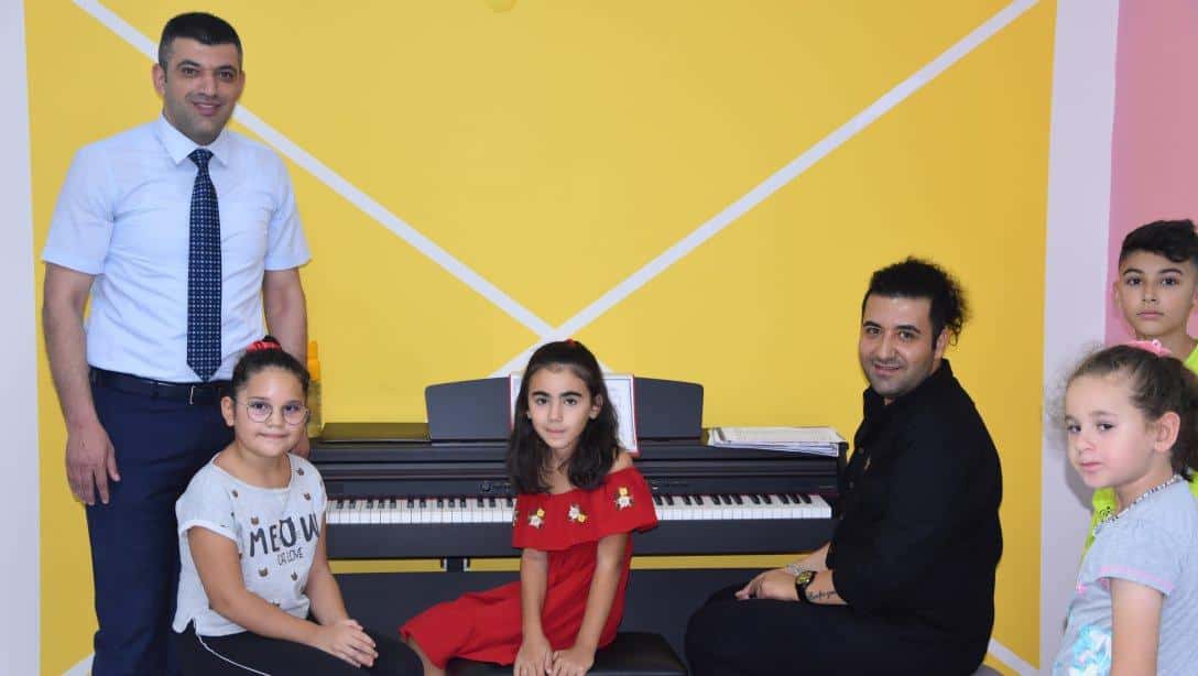 Milli Eğitim Müdürümüz Sn. Servet CANLI, Yaz Okulu kapsamında Çocuk Akademisinde açılan Piyano, Resim ve Akıl Zeka Oyunları kurslarını ziyaret etti.