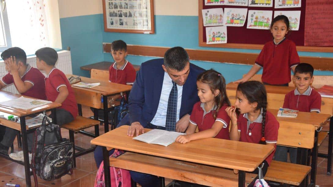 Milli Eğitim Müdürümüz Sn. Servet CANLI, Bayraktutan Hacı Hanım Taşdemir İlk ve Ortaokulunu ziyaret ederek öğretmen ve öğrencilerle biraraya geldi.