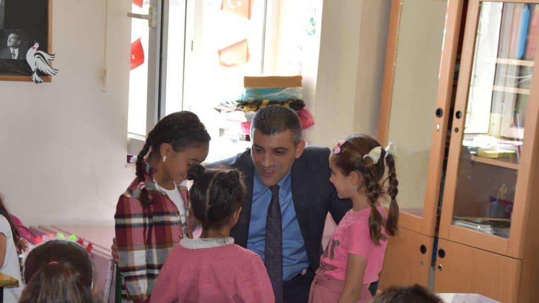 Milli Eğitim Müdürümüz Sn. Servet CANLI, Çakırtaş İlkokulunu ziyaret ederek öğretmen ve öğrencilerle bir araya geldi.