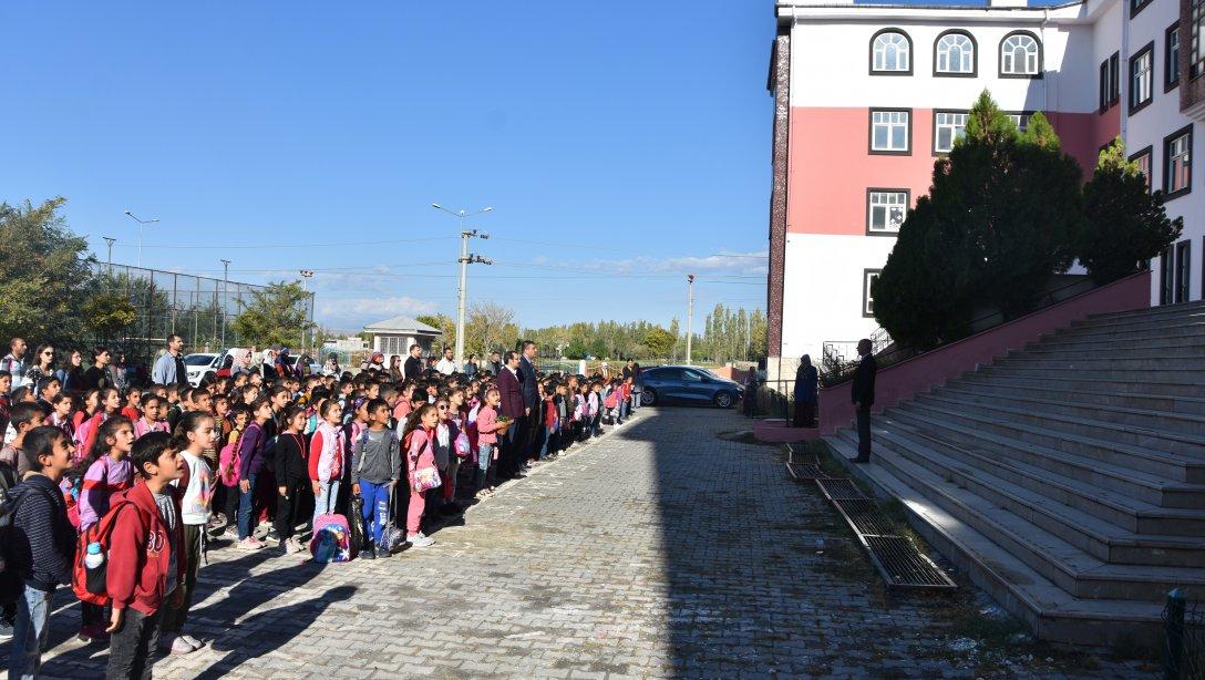 Milli Eğitim Müdürümüz Sn. Servet CANLI, Borsa İstanbul İlkokulunda düzenlenen bayrak törenine katılarak İstiklal Marşı'nı okuduktan sonra öğretmen ve öğrencilerimizle sohbet ederek güne başladılar.