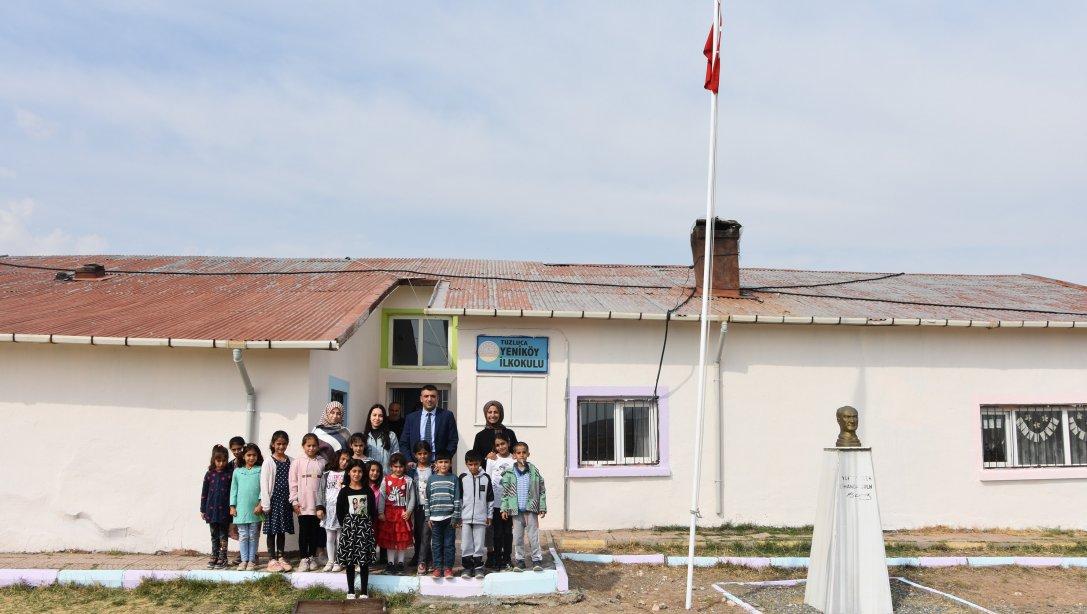 Milli Eğitim Müdürümüz Sn. Servet CANLI, Tuzluca İlçesi Yeniköy İlkokulunu ziyaret ederek öğretmen ve öğrencilerle bir araya geldi.