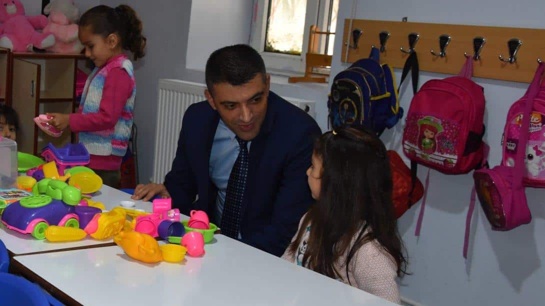 Milli Eğitim Müdürümüz Sn. Servet CANLI, Halfeli Şehit Er Abdulcebbar Parin İlkokulunu ziyaret ederek öğrencilerle bir araya geldi.