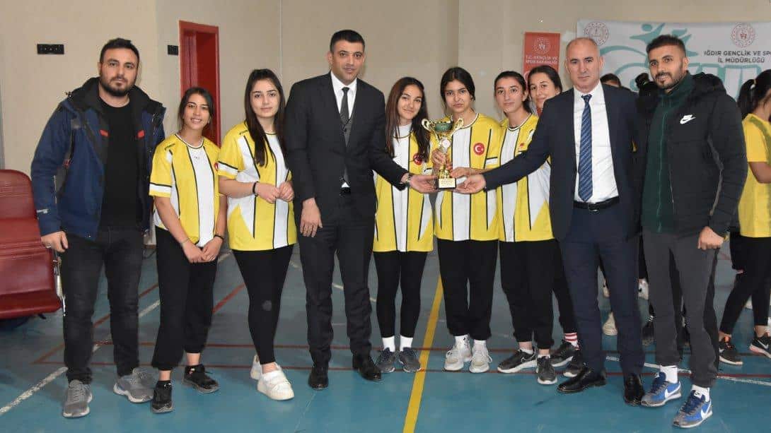 Milli Eğitim Müdürümüz Sn. Servet CANLI ve Gençlik Spor İl Müdürü Sn. Yusuf ÇEBİ, Okul Sporları kapsamında yapılan Badminton ve Voleybol turnuvası ödül törenine katıldı.