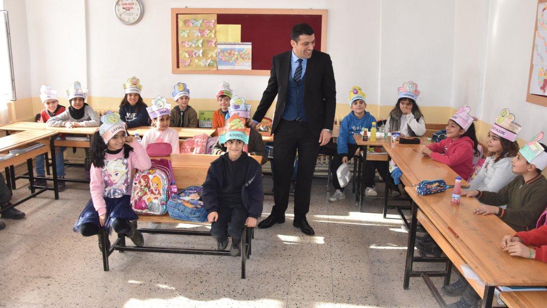 Milli Eğitim Müdürümüz Sn. Servet CANLI, Melekli Atatürk İlkokulunu ziyaret ederek öğretmen ve öğrencilerle bir araya geldi.