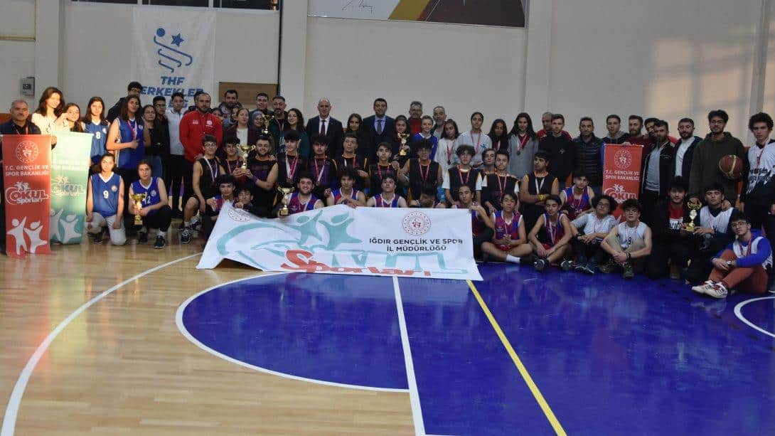 Milli Eğitim Müdürümüz Sn. Servet CANLI ve Gençlik Spor İl Müdürü Sn. Yusuf ÇEBİ, Okul Sporları kapsamında yapılan liseler arası basketbol turnuvası ödül törenine katıldı.