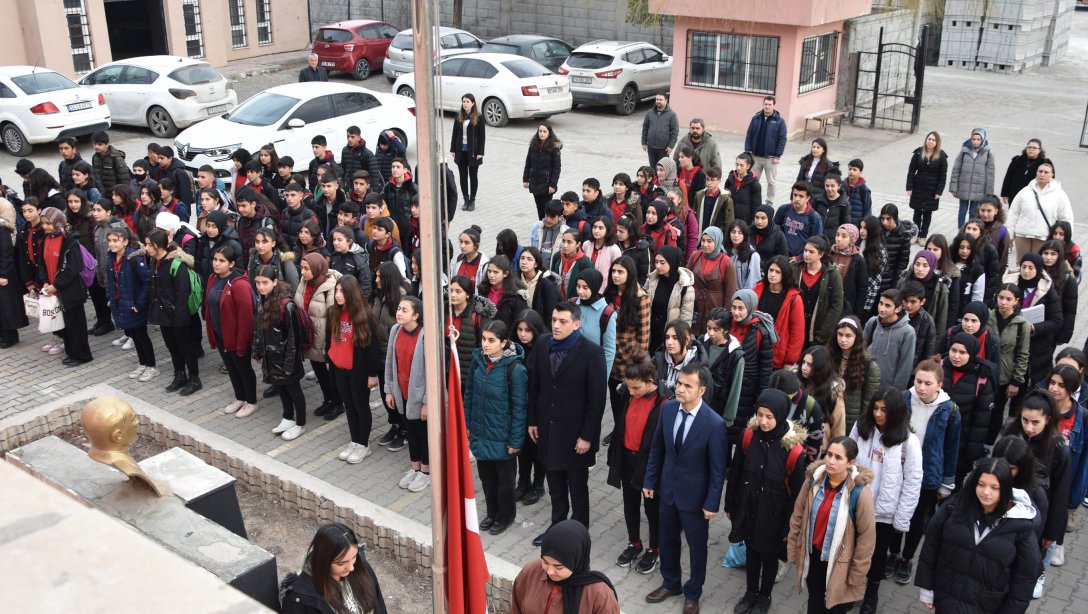 Milli Eğitim Müdürümüz Sn. Servet CANLI, Borsa İstanbul Anadolu Lisesinde düzenlenen bayrak törenine katılarak İstiklal Marşı'nı okuduktan sonra öğretmen ve öğrencilerimizle bir araya geldi.