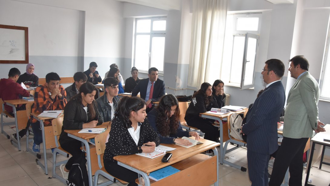 Milli Eğitim Müdürümüz Sn. Servet CANLI Atatürk Anadolu Lisesi idareci, öğretmen ve öğrencileri ile bir araya gelerek yürütülen faaliyetler hakkında fikir alışverişinde bulundu.