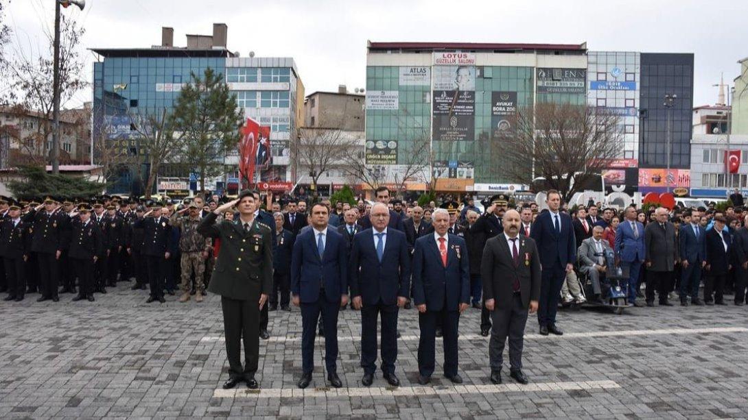 18 Mart Şehitleri Anma Günü ve Çanakkale Zaferi'nin 108. Yıl Dönümü dolayısıyla Vali Vekili Abdulkadir ŞAHİN, İl protokolü, şehit ve gazi aileleri dernek temsilcilerinin katılımıyla Atatürk Anıtı'nda Çelenk Sunma Töreni düzenlendi.