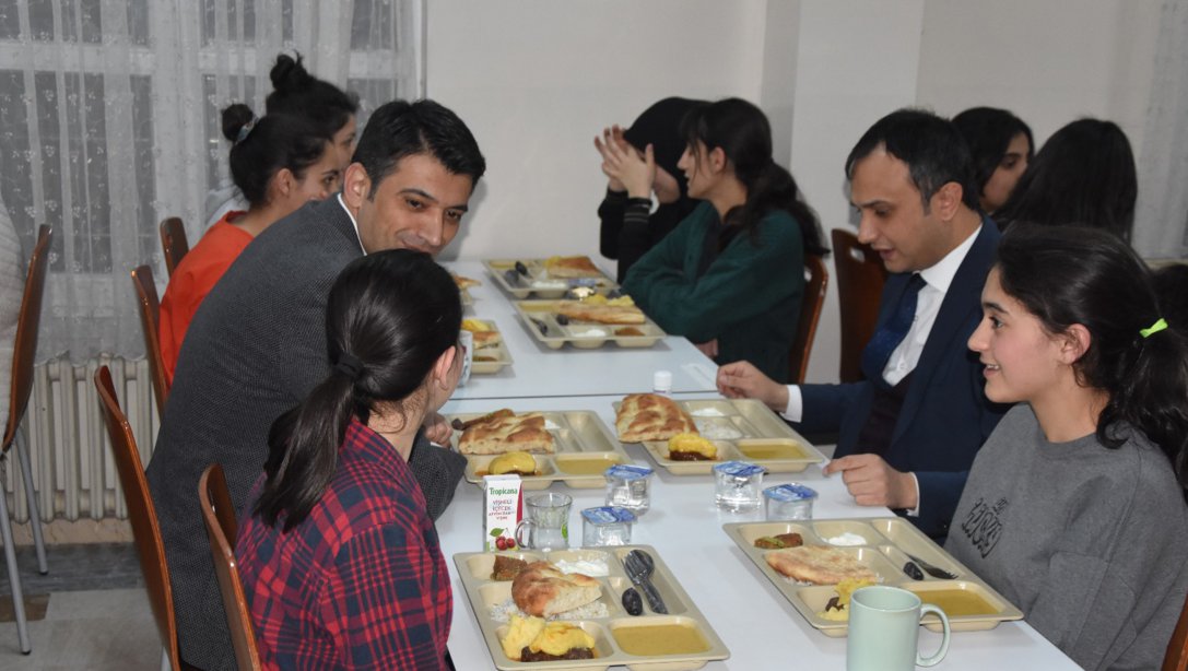 Vali Vekilimiz Sn. Abdulkadir ŞAHİN, İl Milli Eğitim Müdürümüz Sn. Servet CANLI ve protokol üyelerinin katılımı ile M. Murat İşler Sosyal Bilimler Lisesi'nde öğrenciler ile birlikte iftar yemeği programımıza katıldı.