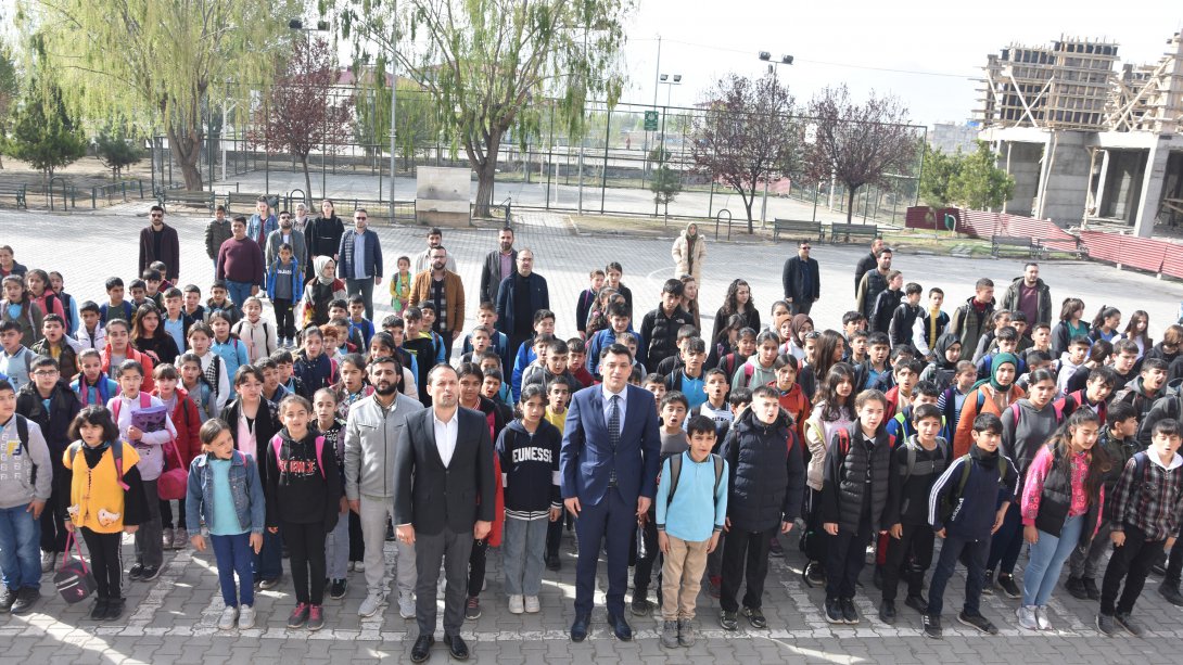 Milli Eğitim Müdürümüz Sn. Servet CANLI Şehit Er Erkan Akdeniz Ortaokulu'nda İstiklal Marşı Töreni'ne katıldı. Ardında 8. Sınıf öğrencilerine yönelik LGS konulu toplantıya katıldı ve daha sonra da öğrenciler ile bir araya gelerek sohbet etti.