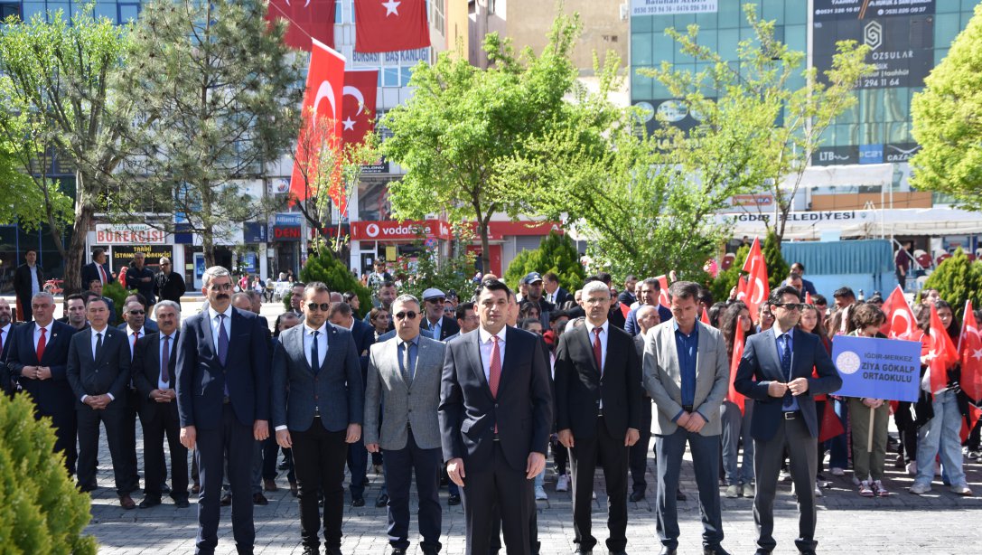 Türkiye Büyük Millet Meclisi'nin Açılışının 103. Yıl Dönümü ve 23 Nisan Ulusal Egemenlik ve Çocuk Bayramı dolayısıyla Milli Eğitim Müdürümüz Sn. Servet CANLI, Atatürk Anıtına çelenk sundu.
