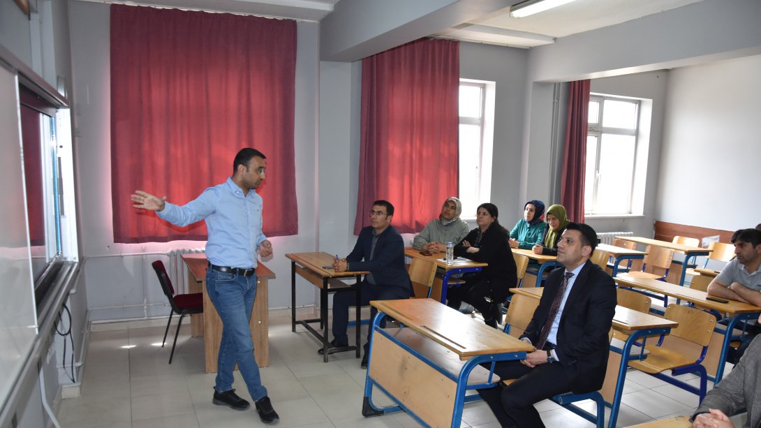 Milli Eğitim Müdürümüz Sn. Servet CANLI Haydar Aliyev Fen Lisesi'nde YKS ile ilgili yürütülen faaliyetler hakkında hazırlanan öğretmen sunumlarını dinledi ve değerlendirdi. Ardından idareci, öğretmen ve öğrencilerle sohbet etti.