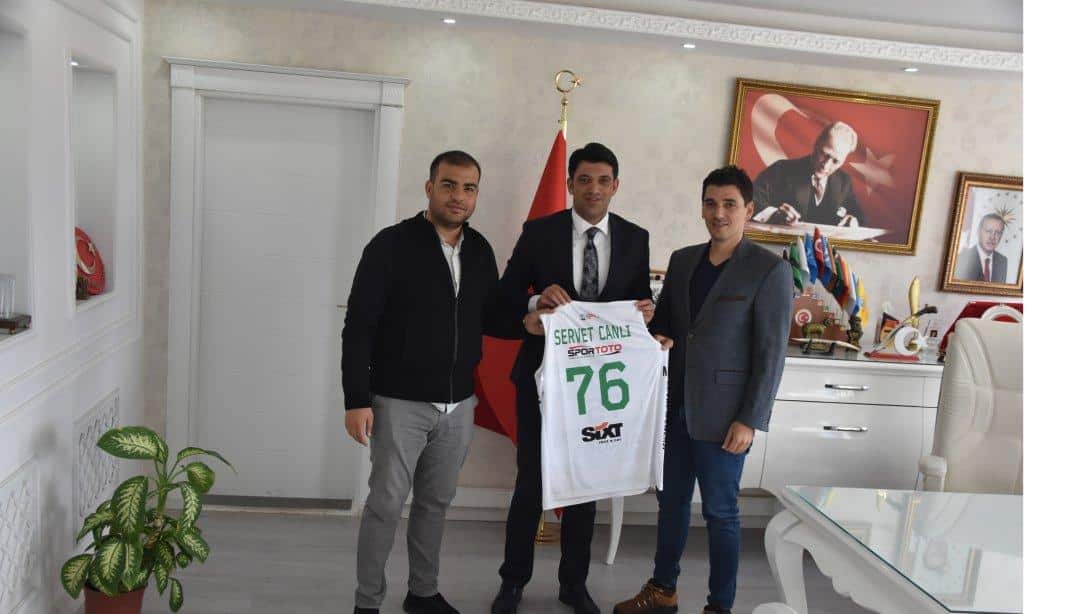 Alagöz Holding Iğdır Basketbol Takımı Başkanı Av. Sn. Ali ALAGÖZ ve Yöneticisi Sn. Selçuk ALAGÖZ Milli Eğitim Müdürümüz Sn. Servet CANLI'yı ziyaret ederek kulüp formasını hediye ettiler.
