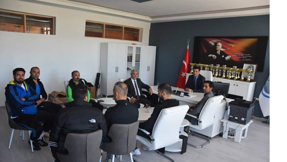 Milli Eğitim Müdürümüz Sn. Servet CANLI, Şehit Fatih Kara Spor Lisesi'ni ziyaret ederek idareci, öğretmen ve öğrencilerle bir araya gelerek sohbet etti.