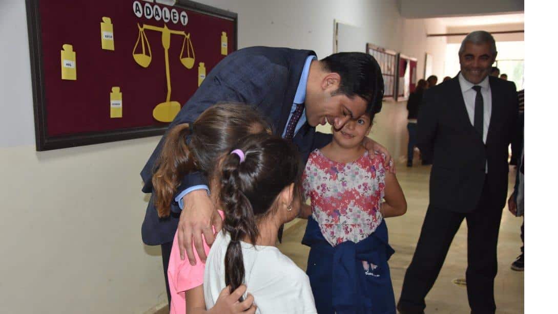 Milli Eğitim Müdürümüz Sn. Servet CANLI, Şehit Polis Mehmet Kesemen İlkokul ve Evci Ortaokulu'nu ziyaret ederek idareci, öğretmen ve öğrencilerle bir araya gelerek sohbet etti.