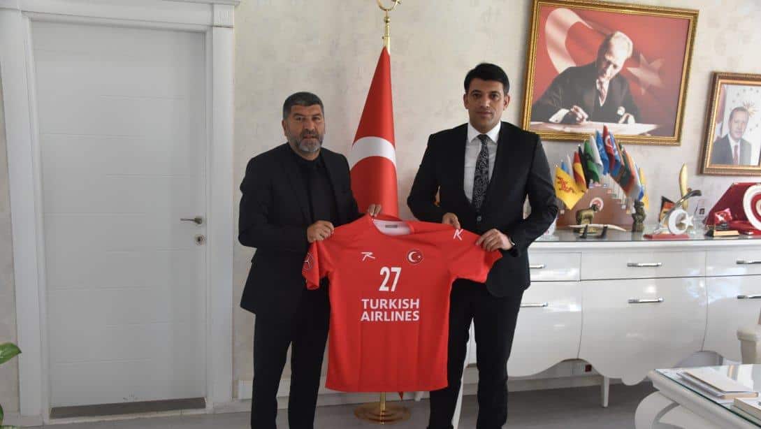 Milli Eğitim Müdürümüz Sn. Servet CANLI, Türkiye Hentbol Federasyonu Merkez Hakem Komitesi Başkanı Hakan Küçükyılmaz ve beraberindeki heyeti makamında kabul etti.