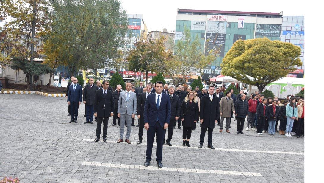 24 Kasım Öğretmenler Günü vesilesiyle Milli Eğitim Müdürümüz Sn. Servet CANLI tarafından Atatürk Anıtına çelenk sunumu gerçekleştirildi.